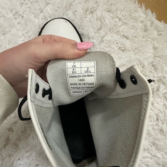 SIZE 9 DR MARTEN WHITE BOOTS - Picture 4 of 8